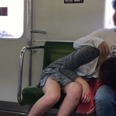 彼氏が慌てて隠すも・・・