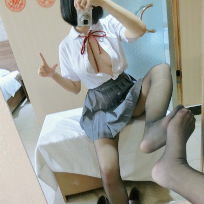 一只肉酱啊——黑丝制服