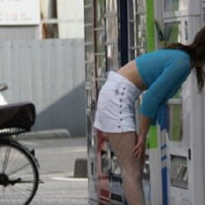 美乳スタイルミニスカ露出